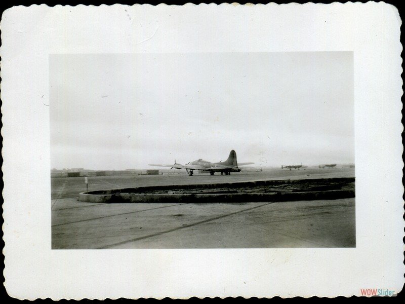 1942-09-27 Mines Field - A flying fortress p-38 in background
